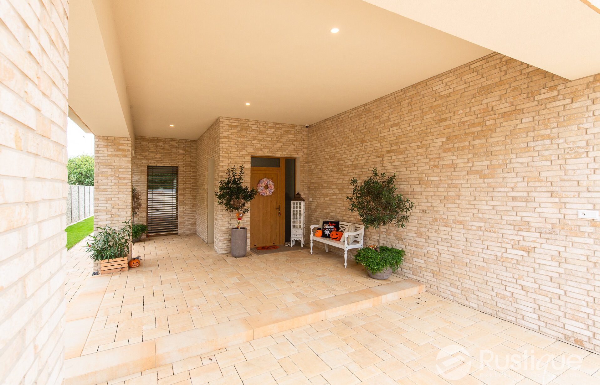 Tehlový obklad Antica Beige na fasáde a plote rodinného domu od Rustique.sk