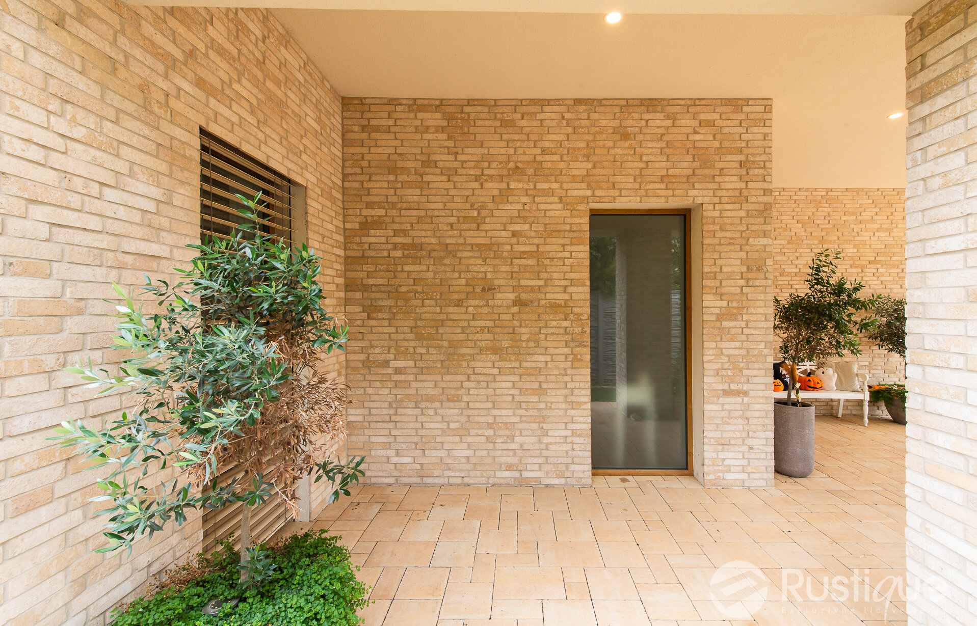 Tehlový obklad Antica Beige na fasáde a plote rodinného domu od Rustique.sk