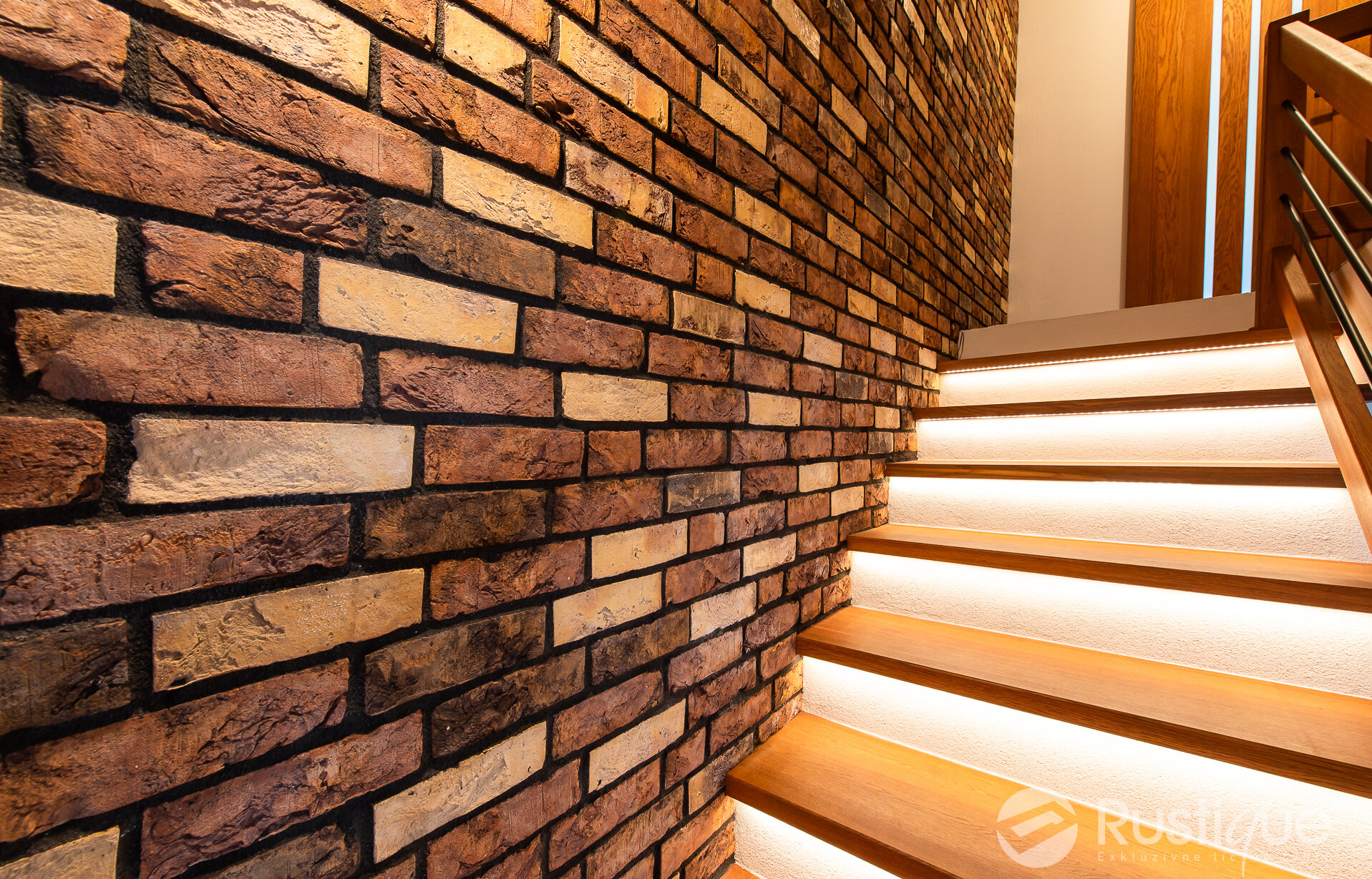  Kombinácia tehlového obkladu Autumn a Eisa v interiéri od Rustique.sk