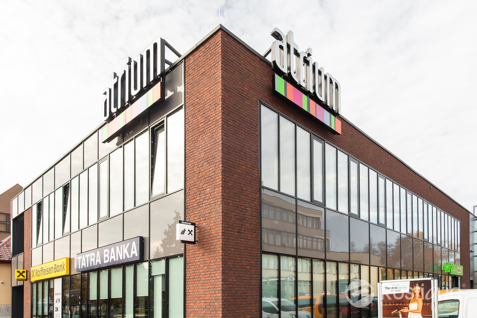 Tehlový obklad Bordeaux na fasáde polyfunkčnej budovy od Rustique.sk