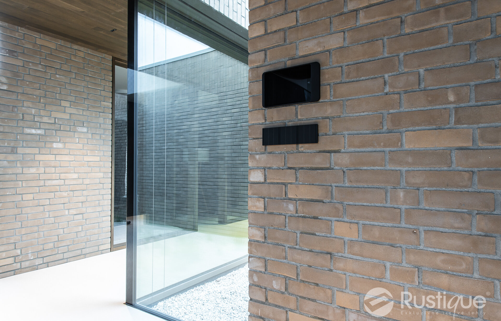 Tehlový obklad Grisea Smook v interiéri rodinného domu od Rustique.sk