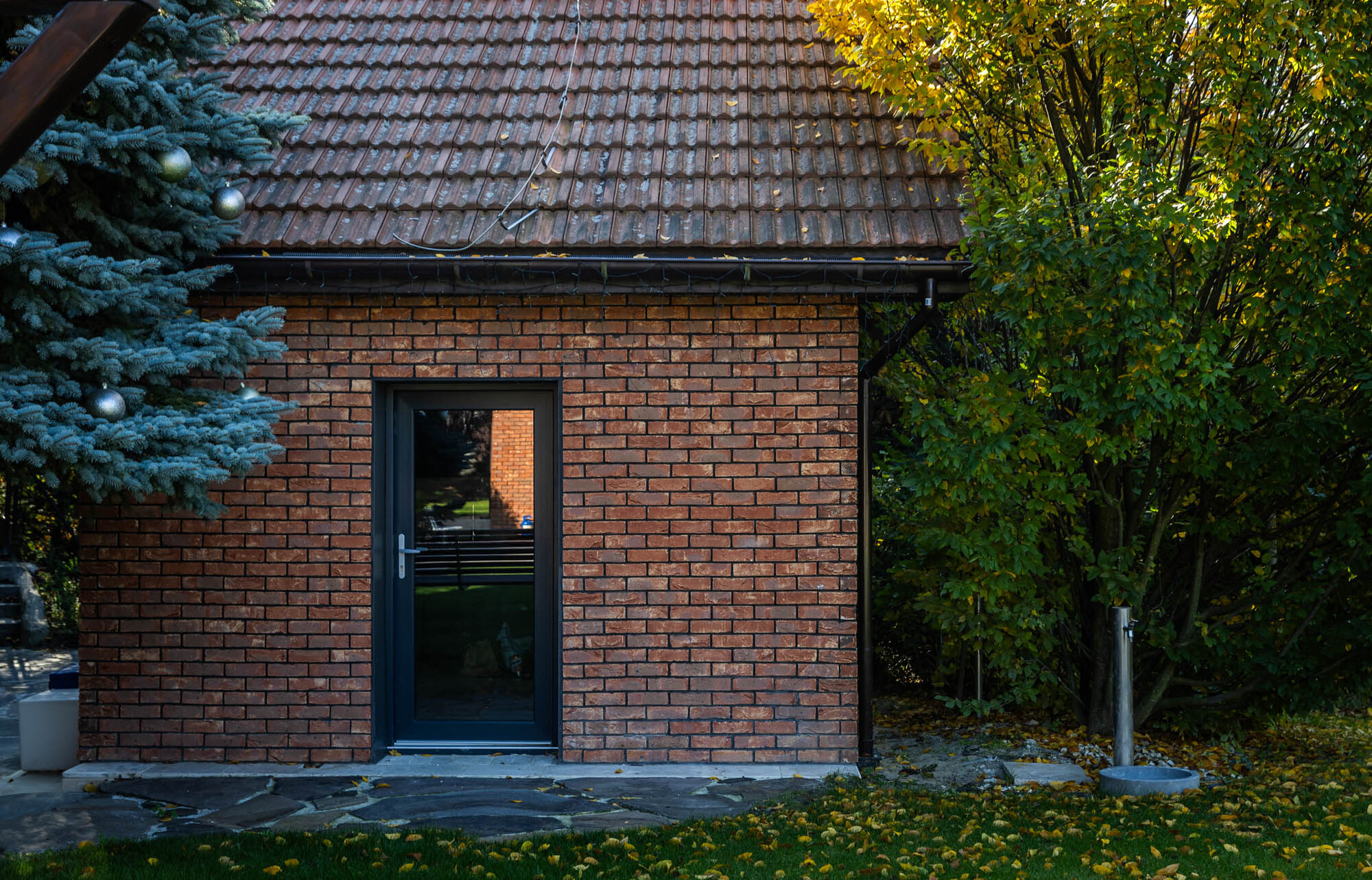 Tehlový obklad Oranje donker na fasáde rodinného domu od Rustique.sk
