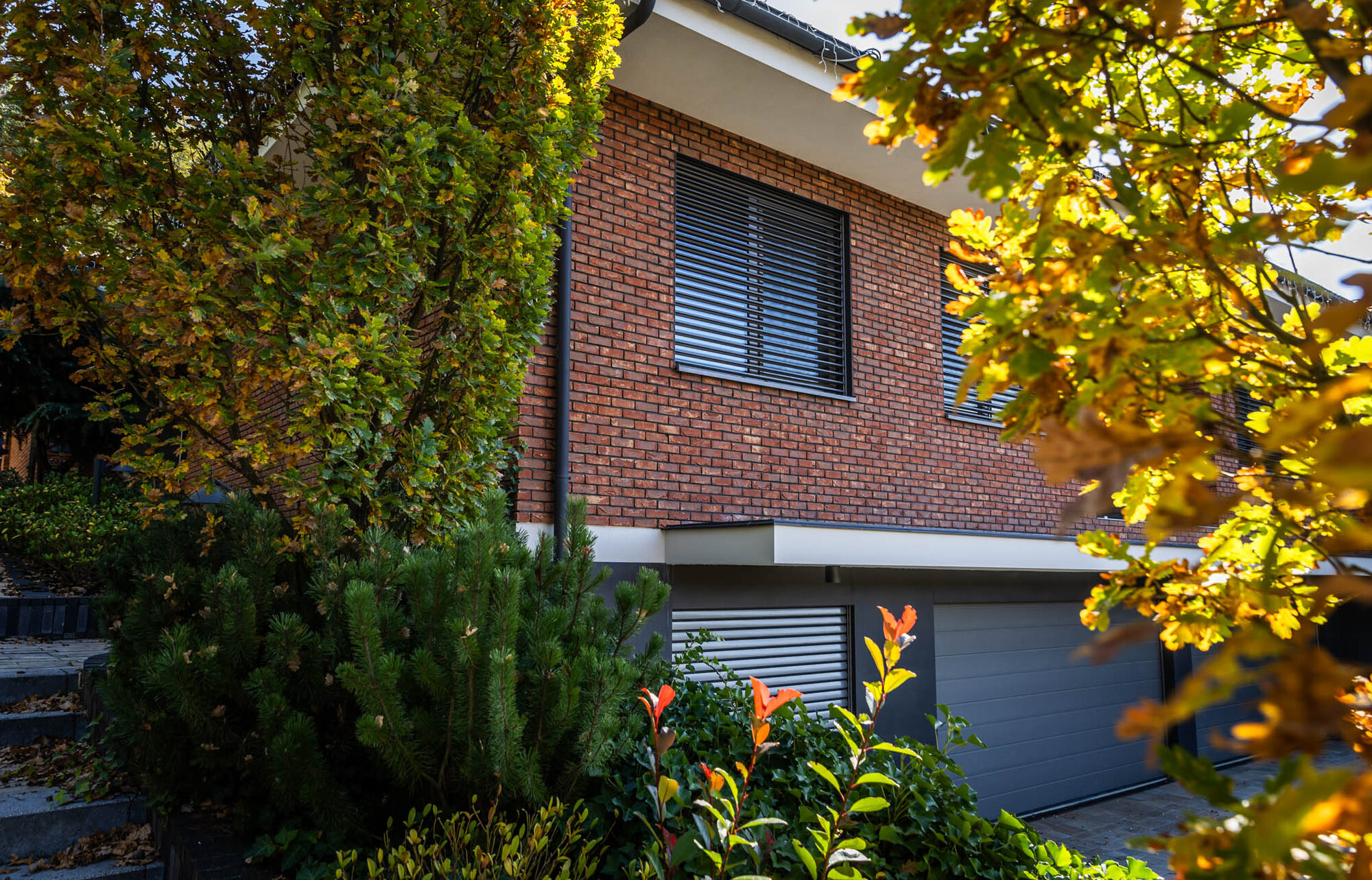 Tehlový obklad Oranje donker na fasáde rodinného domu od Rustique.sk