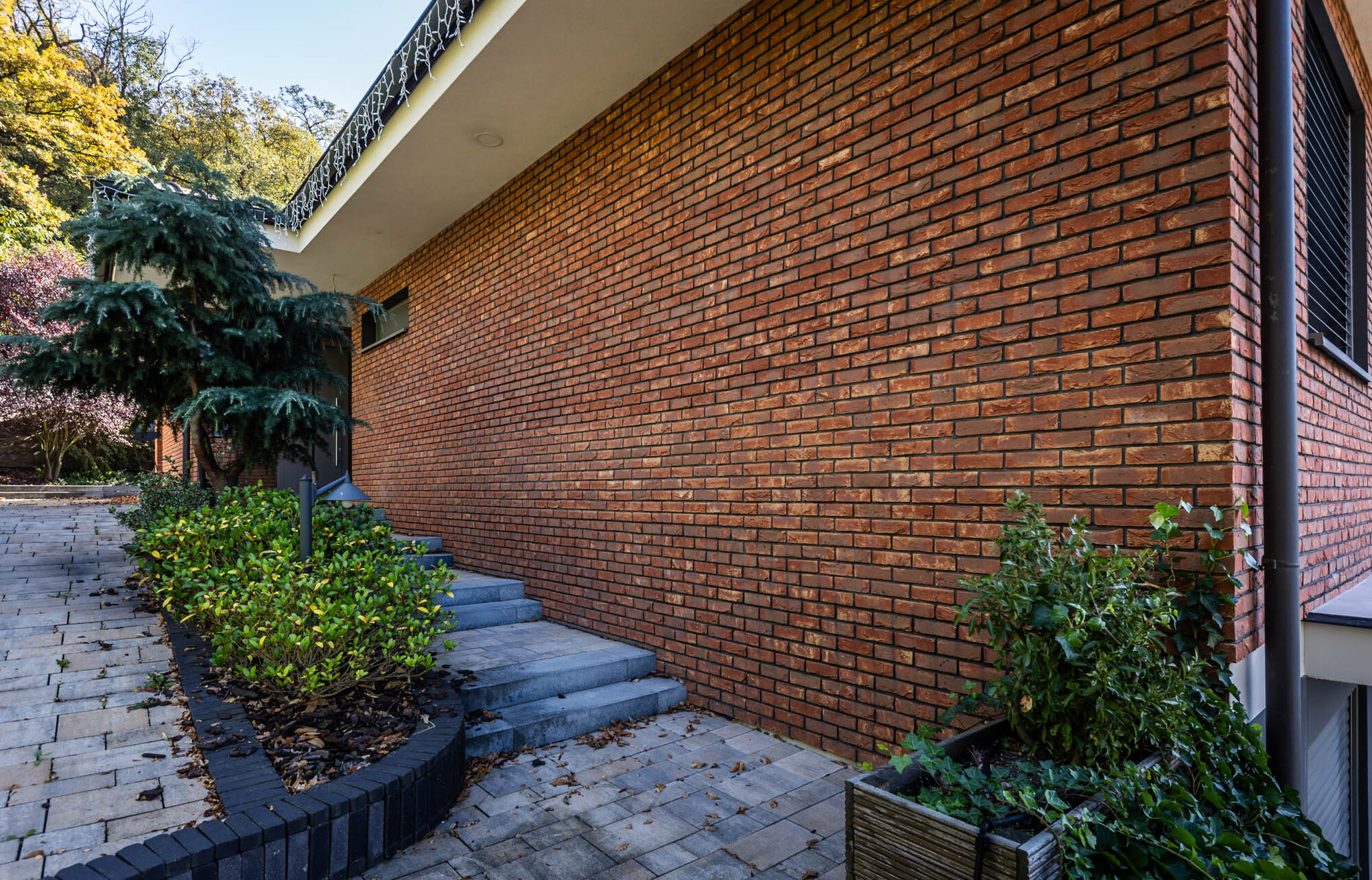 Tehlový obklad Oranje donker na fasáde rodinného domu od Rustique.sk