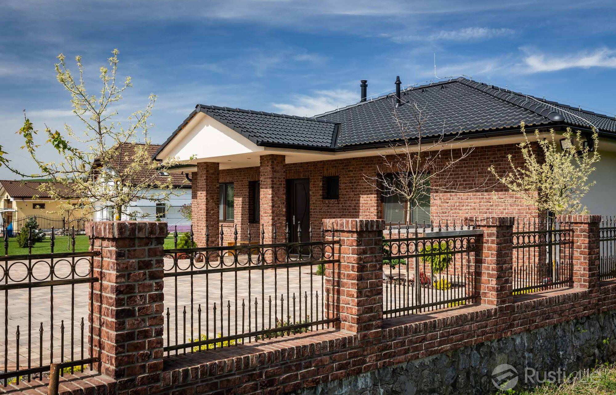 Tehlový obklad Purple na fasáde a plote rodinného domu