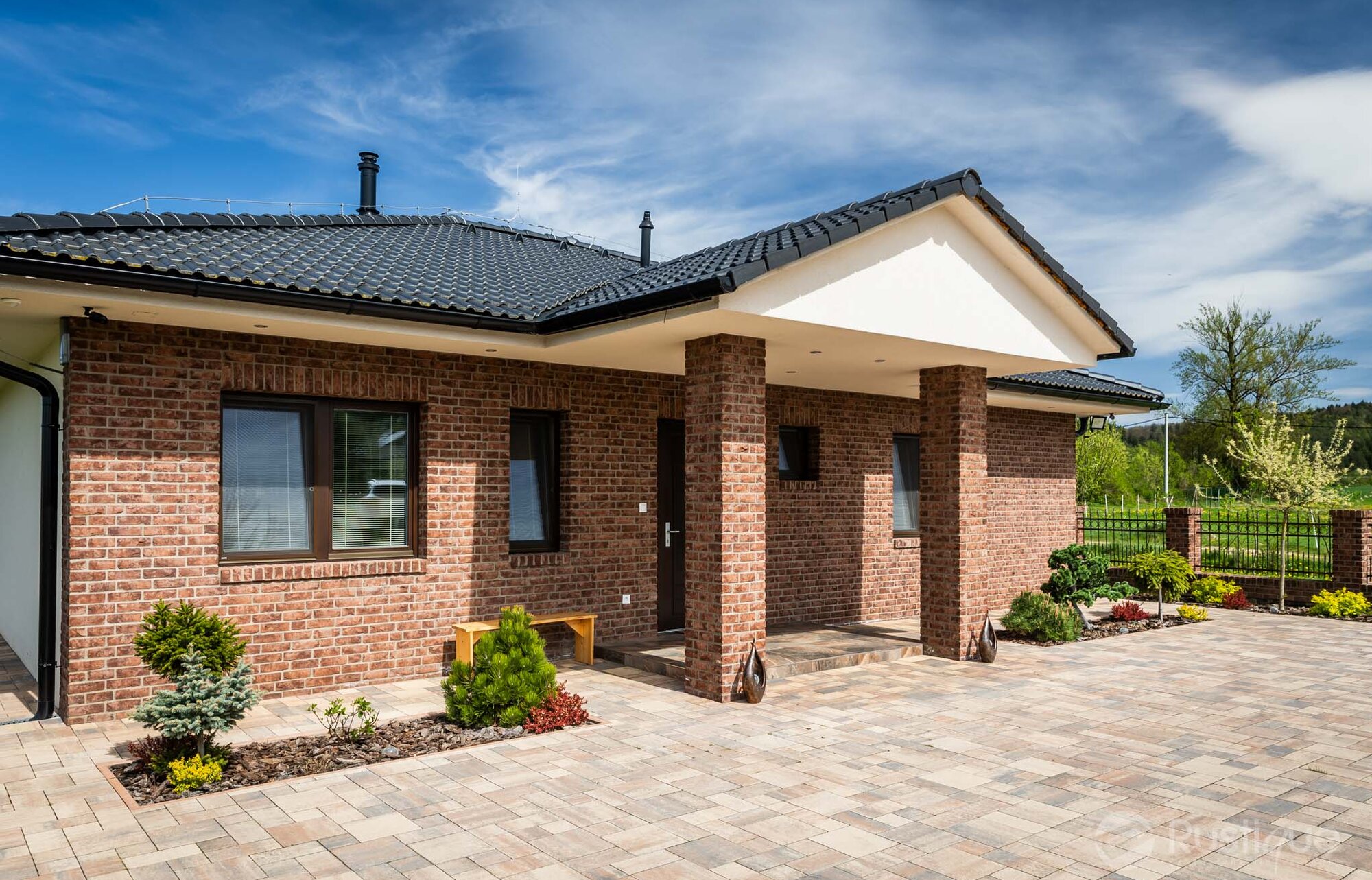 Tehlový obklad Purple na fasáde a plote rodinného domu