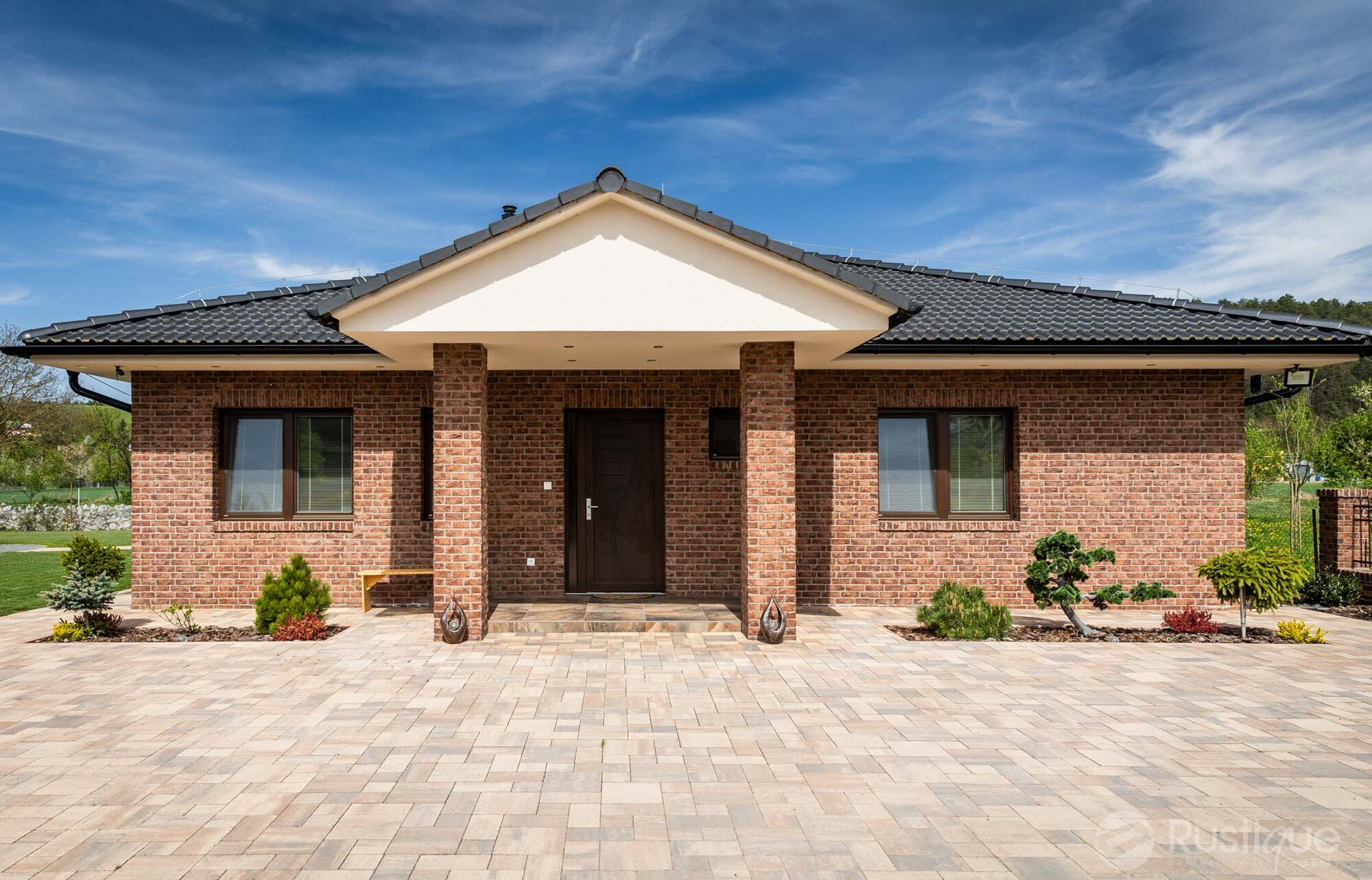 Tehlový obklad Purple na fasáde a plote rodinného domu