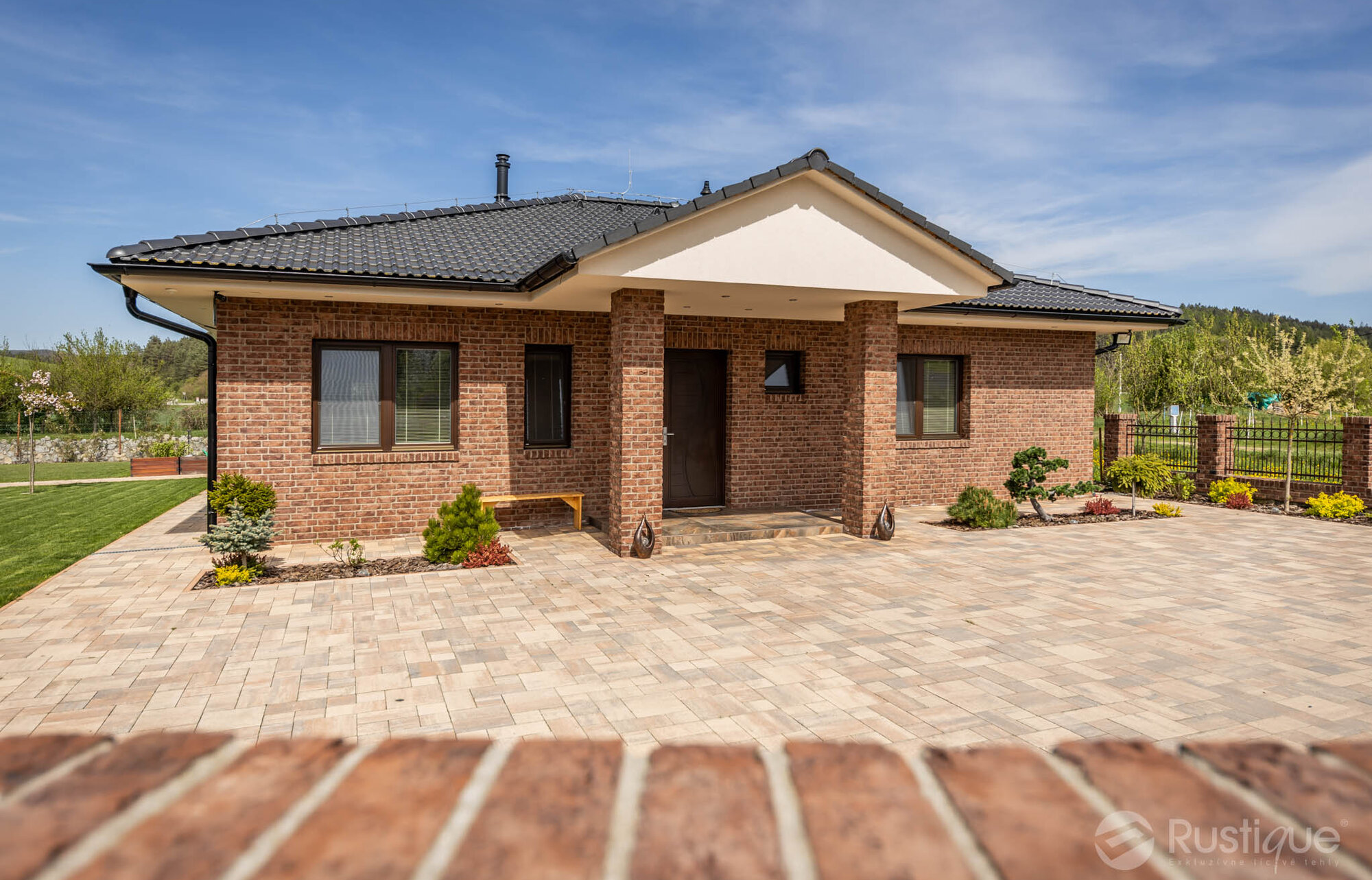 Tehlový obklad Purple na fasáde a plote rodinného domu