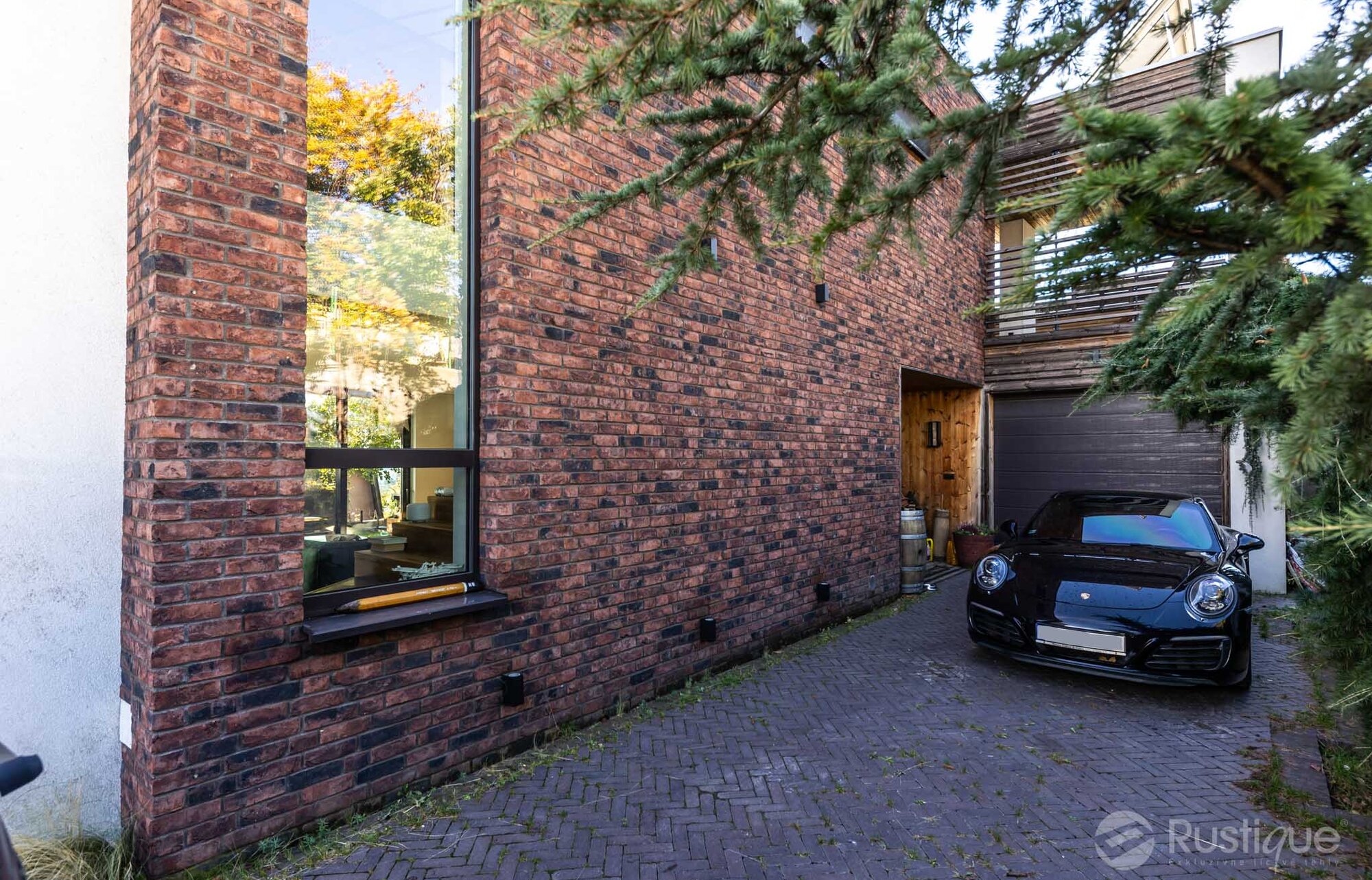 Tehlový obklad Purple gesinteld na fasáde rodinného domu