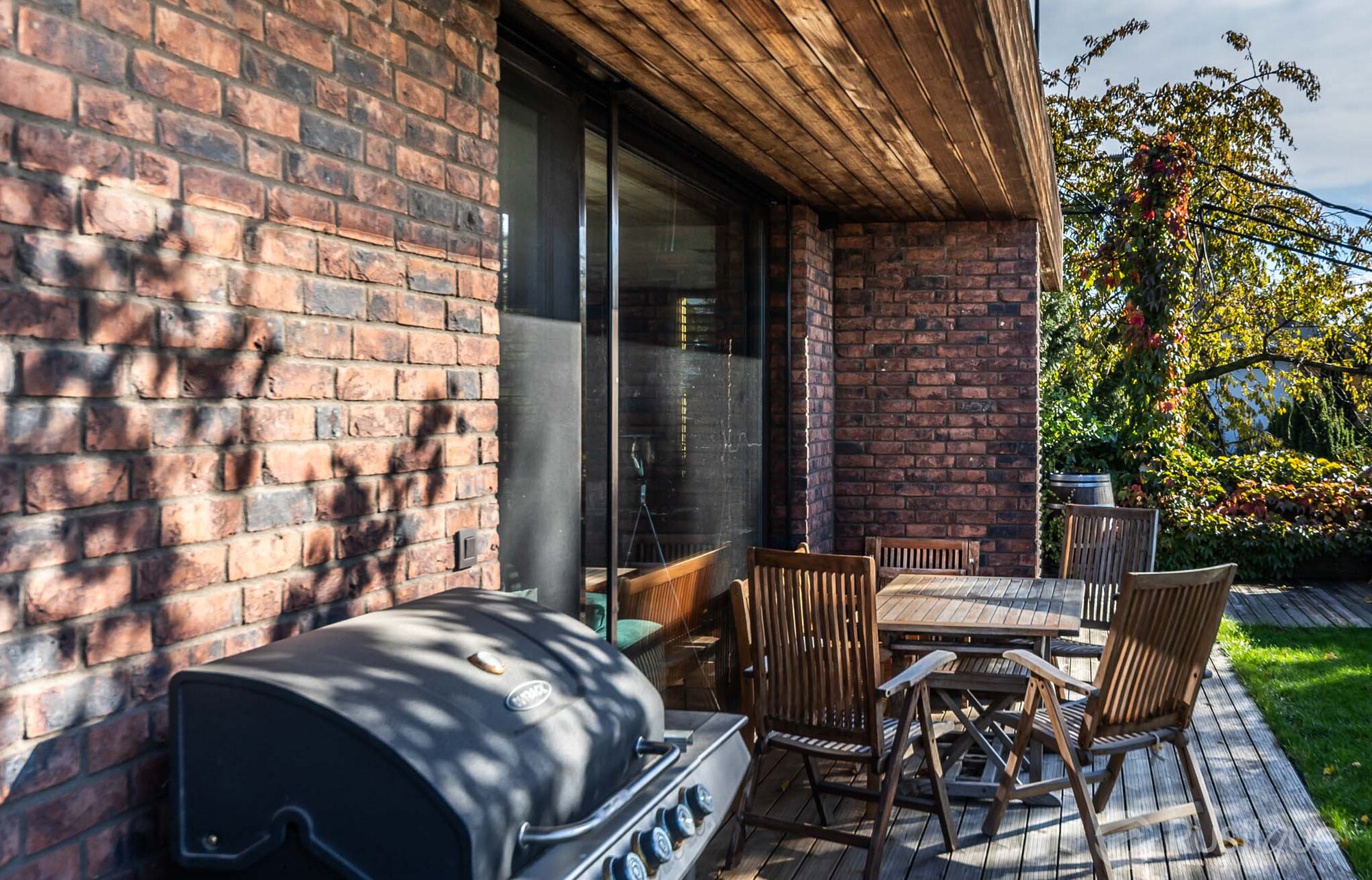 Tehlový obklad Purple gesinteld na fasáde rodinného domu