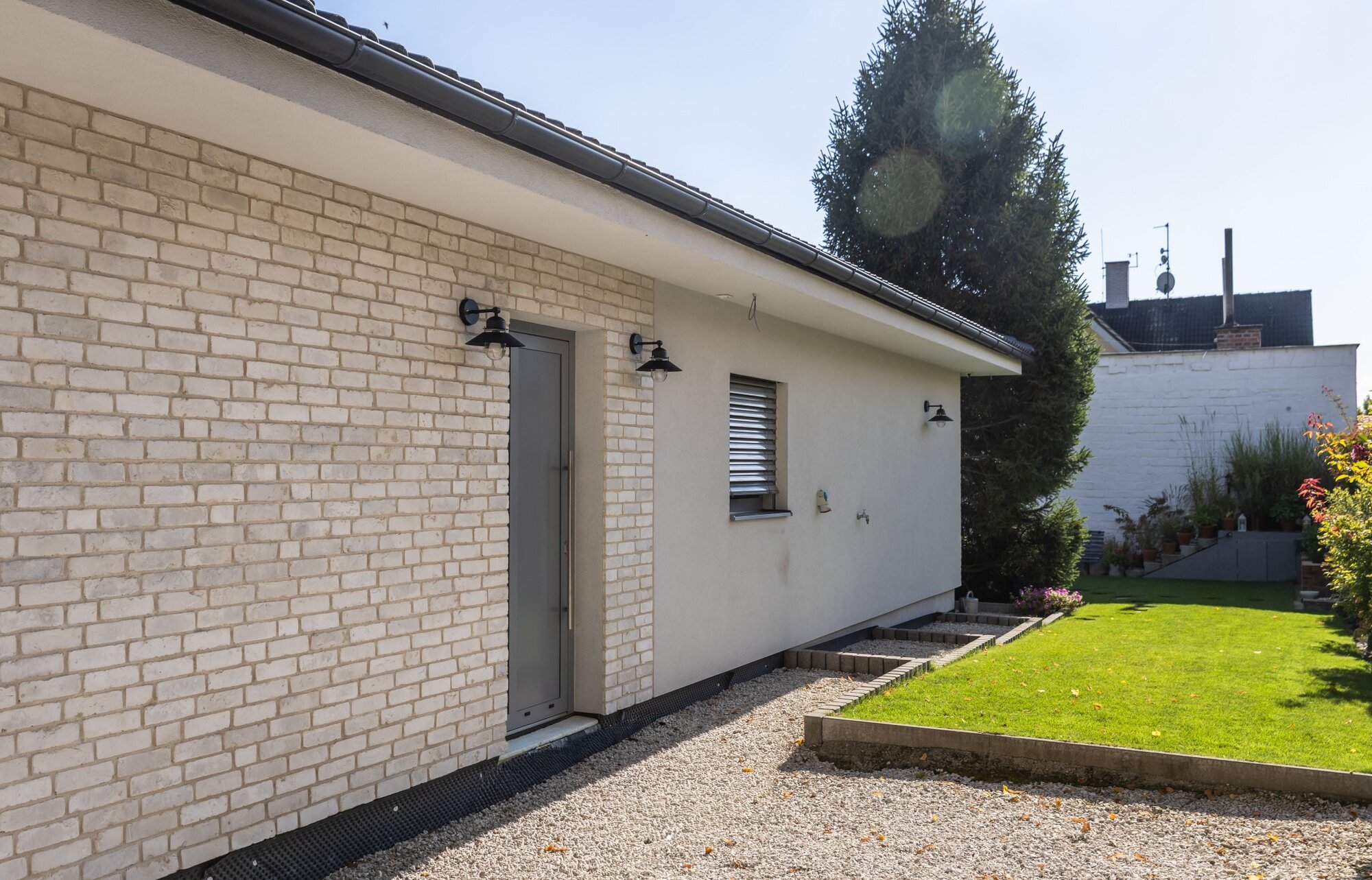 Tehlový obklad Rainbow Wit 1 na fasáde rodinného domu od Rustique.sk