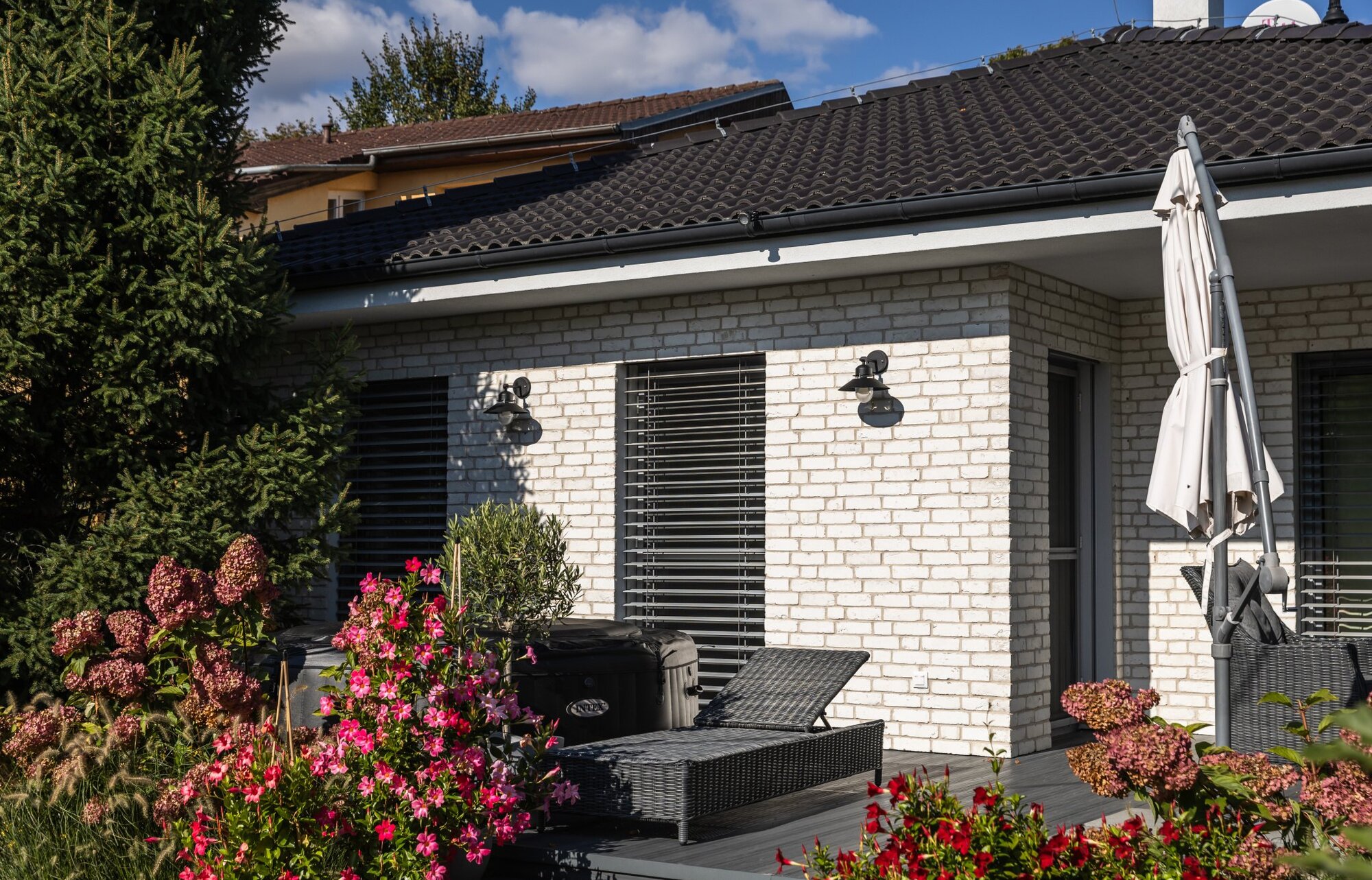 Tehlový obklad Rainbow Wit 1 na fasáde rodinného domu od Rustique.sk