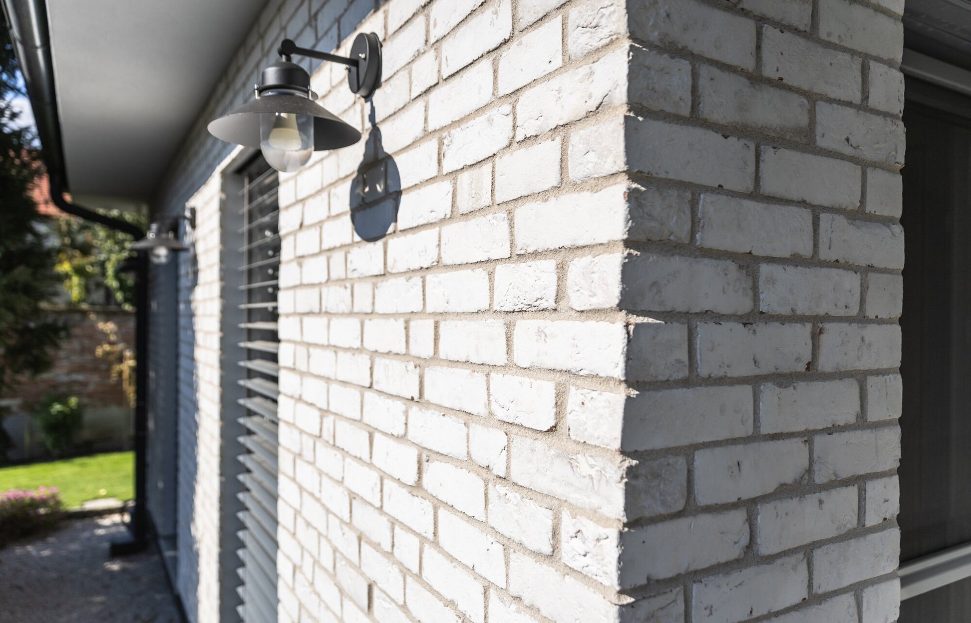 Tehlový obklad Rainbow Wit 1 na fasáde rodinného domu od Rustique.sk