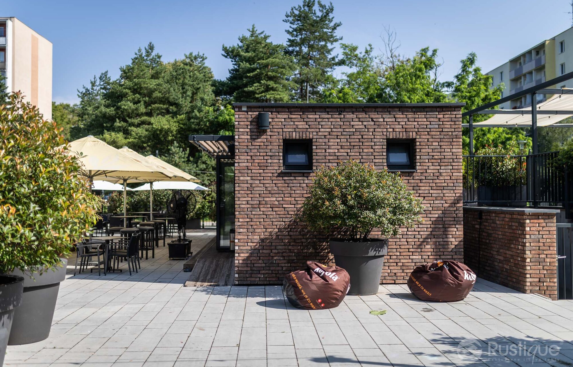 Tehlový obklad Rustique Economy Mix & Hermitage Antiek na fasáde v restaurácii