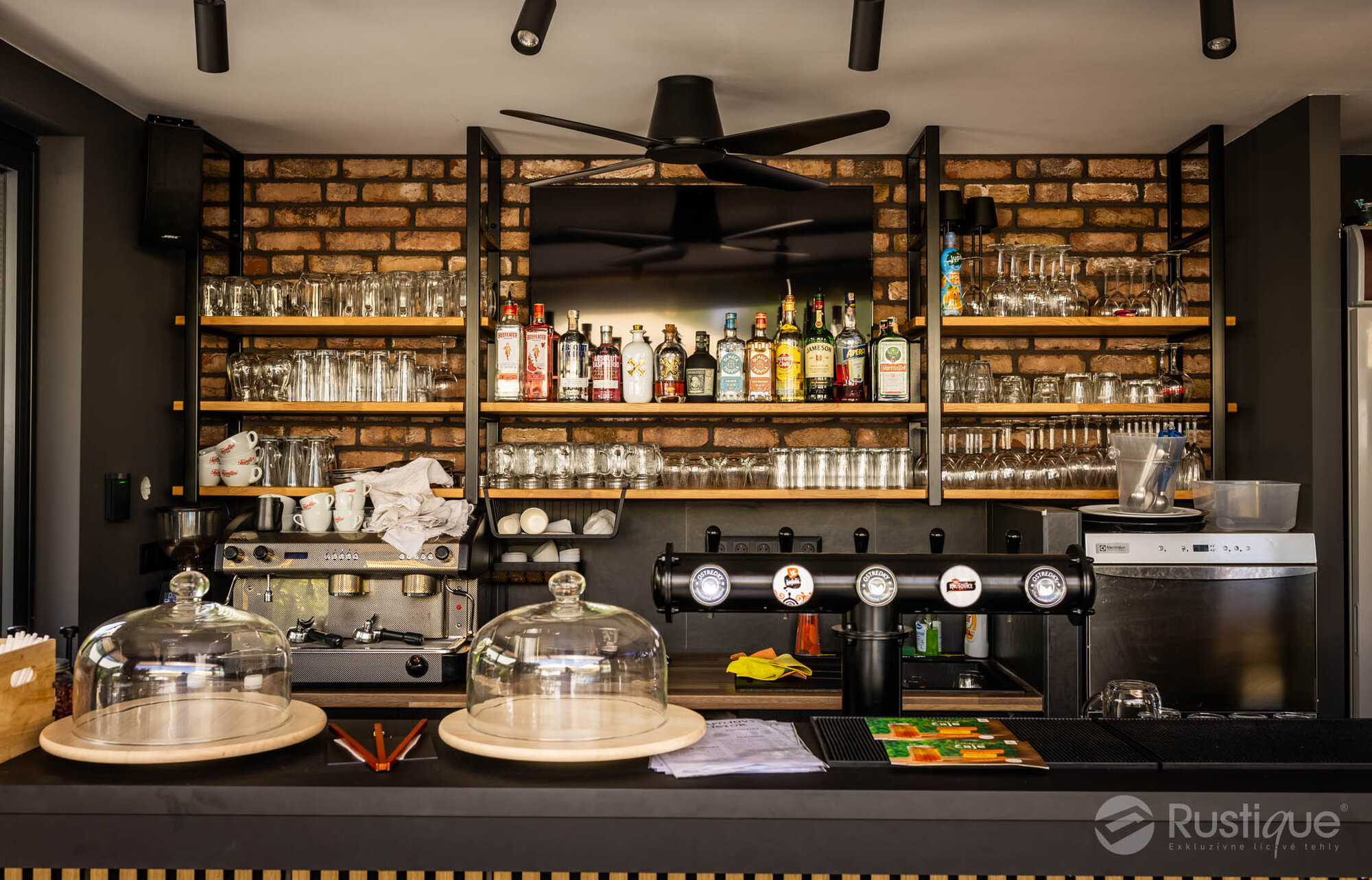 Tehlový obklad Rustique Economy Mix & Hermitage Antiek na fasáde v restaurácii