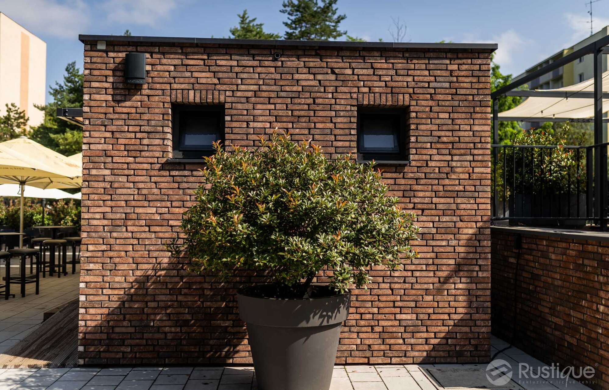 Tehlový obklad Rustique Economy Mix & Hermitage Antiek na fasáde v restaurácii