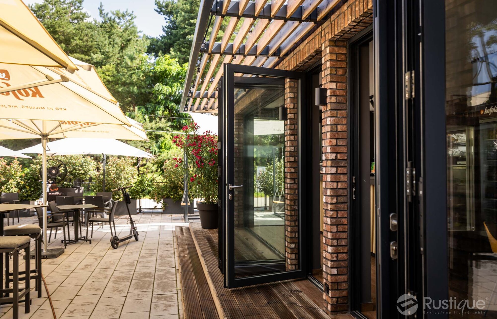 Tehlový obklad Rustique Economy Mix & Hermitage Antiek na fasáde v restaurácii