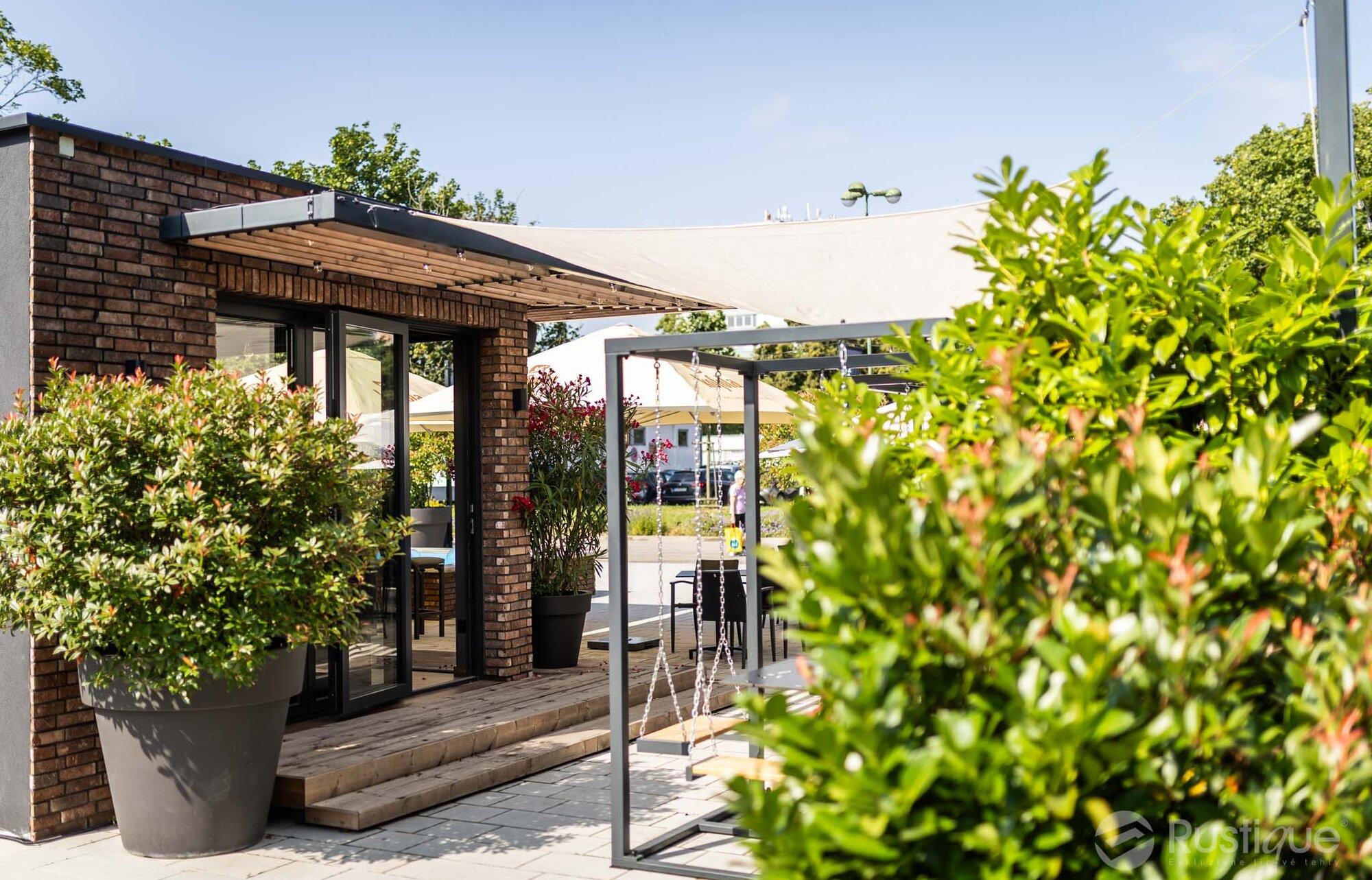 Tehlový obklad Rustique Economy Mix & Hermitage Antiek na fasáde v restaurácii