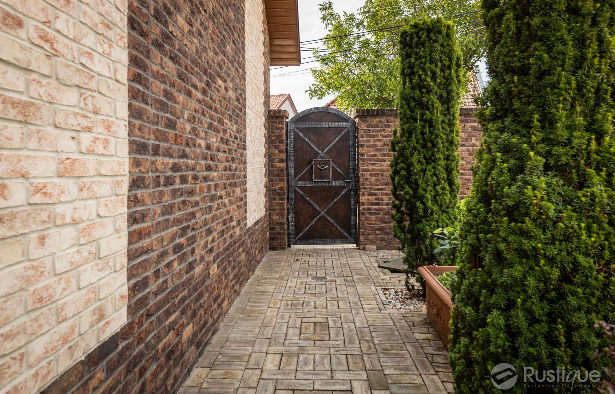 Tehlový obklad Violet na fasáde a na plote rodinného domu