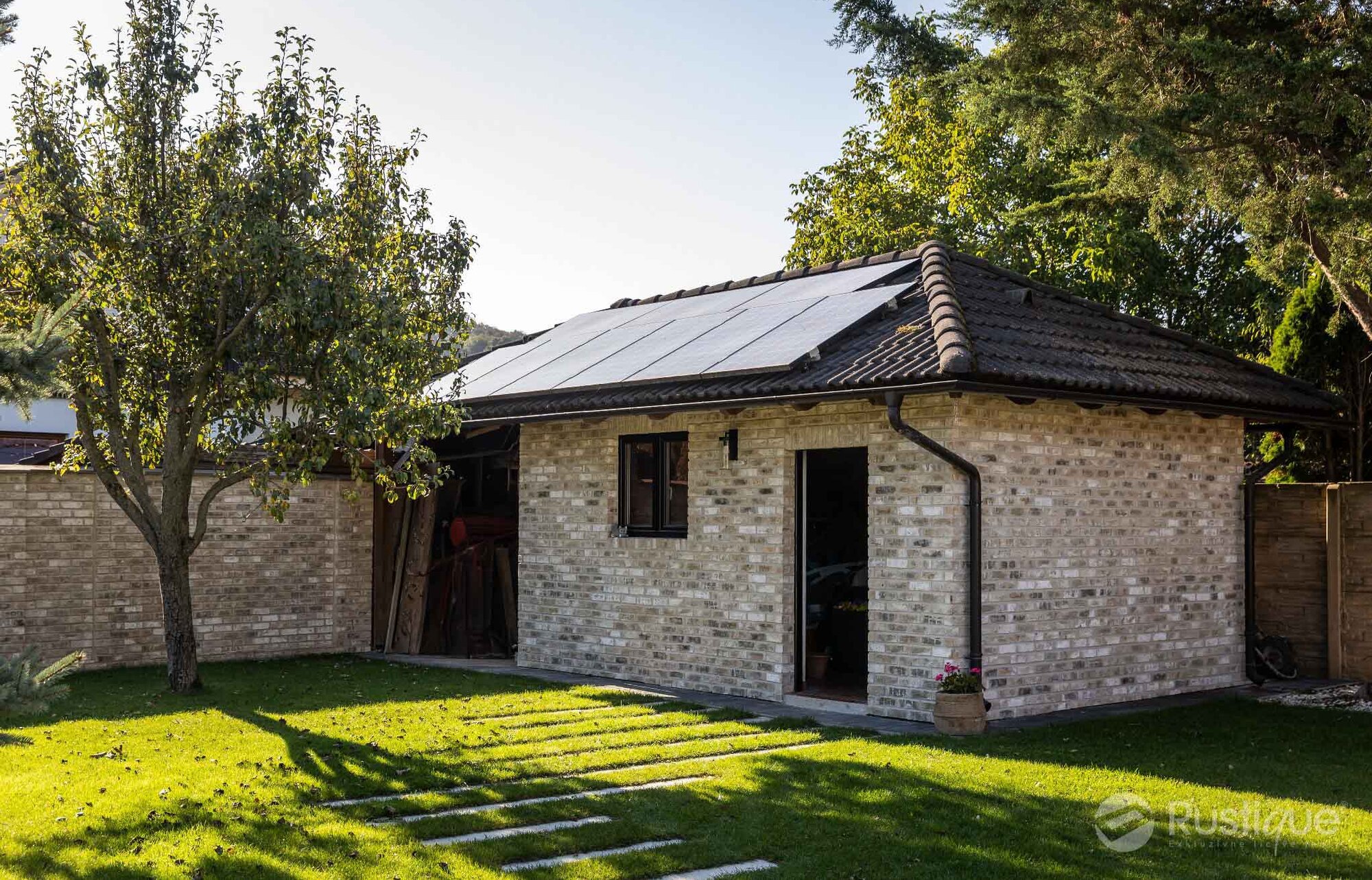 Tehlový obklad Vuurwit na fasáde a na plote rodinného domu