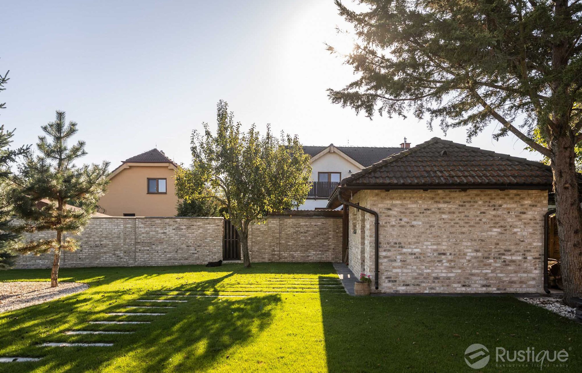Tehlový obklad Vuurwit na fasáde a na plote rodinného domu