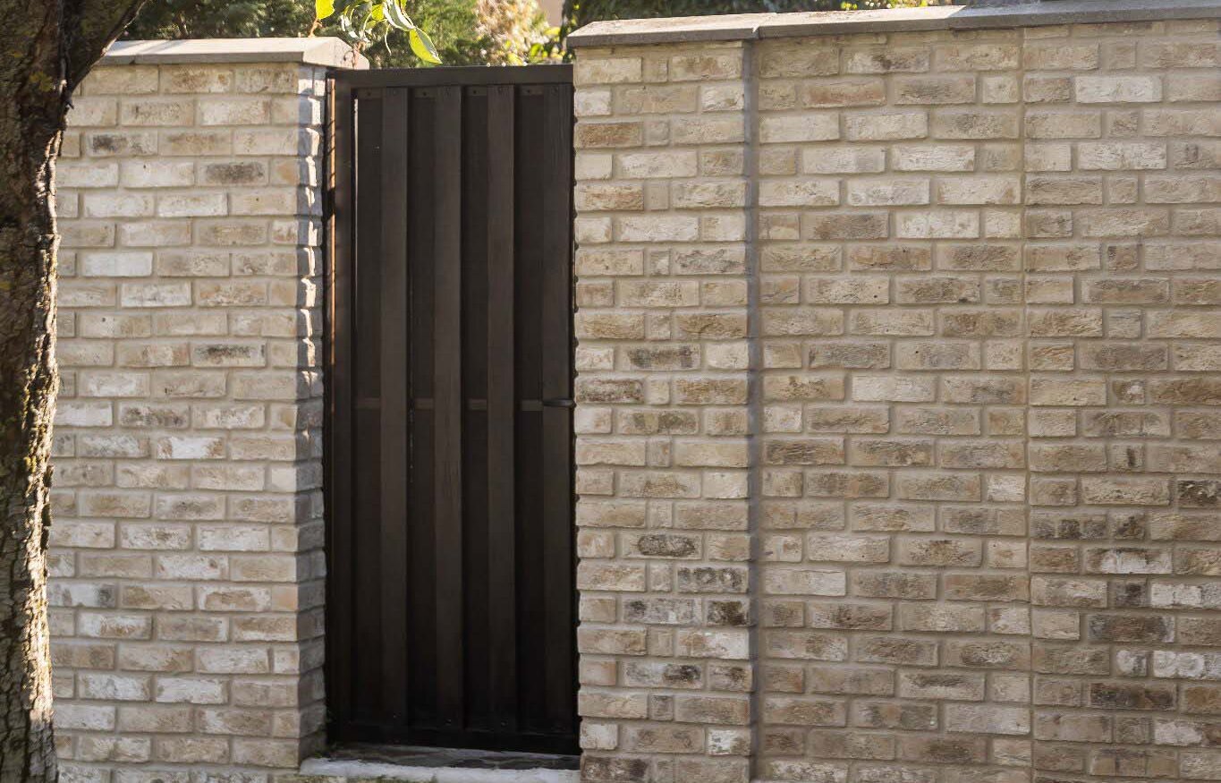 Tehlový obklad Vuurwit na fasáde a na plote rodinného domu