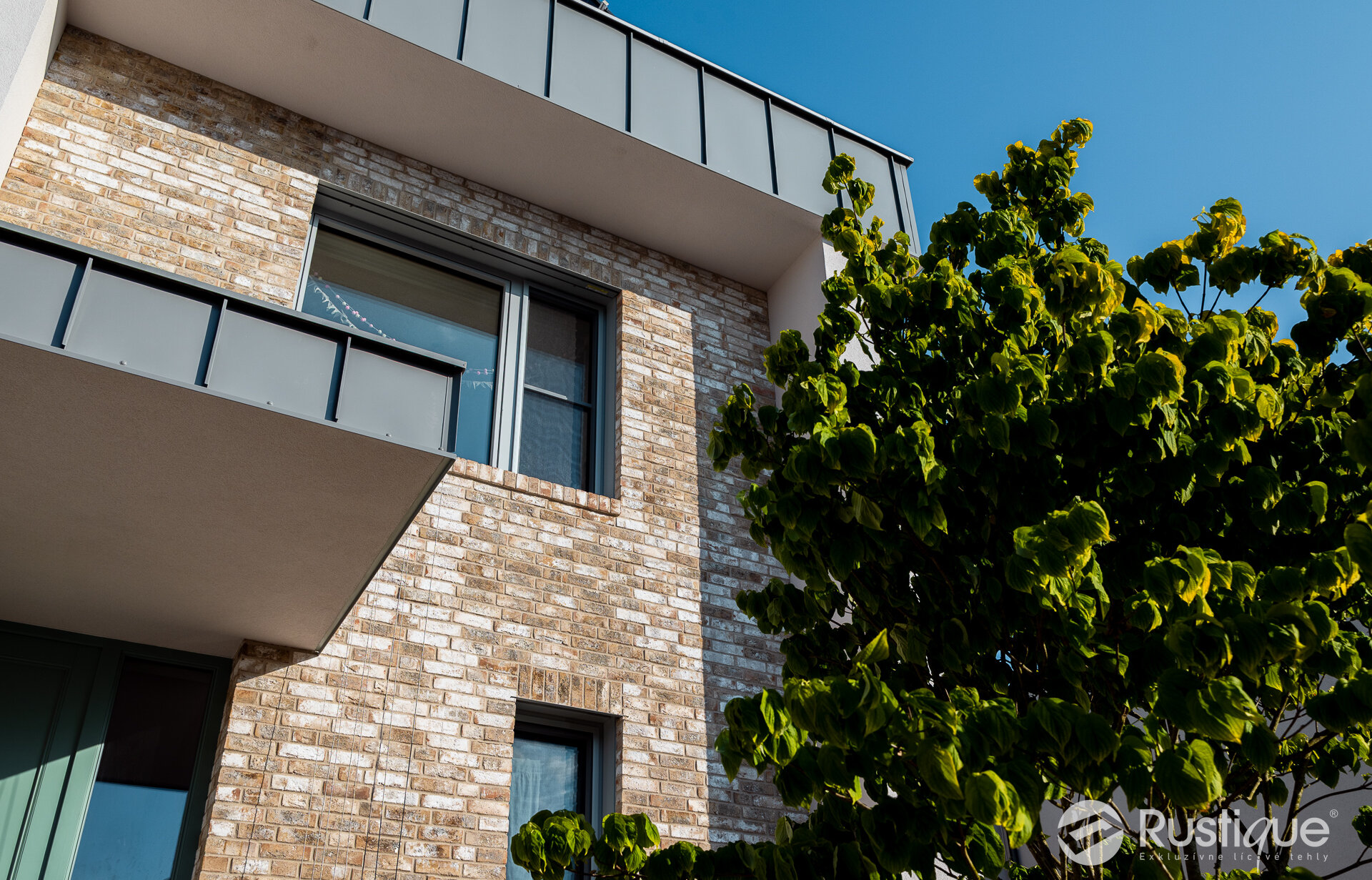 tehlový obklad Wit Beige na fasáde rodinného domu od Rustique.sk