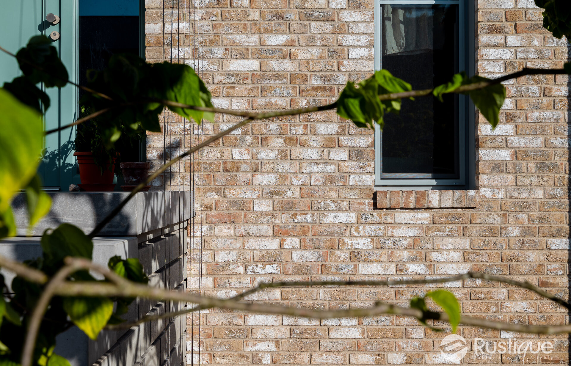 tehlový obklad Wit Beige na fasáde rodinného domu od Rustique.sk