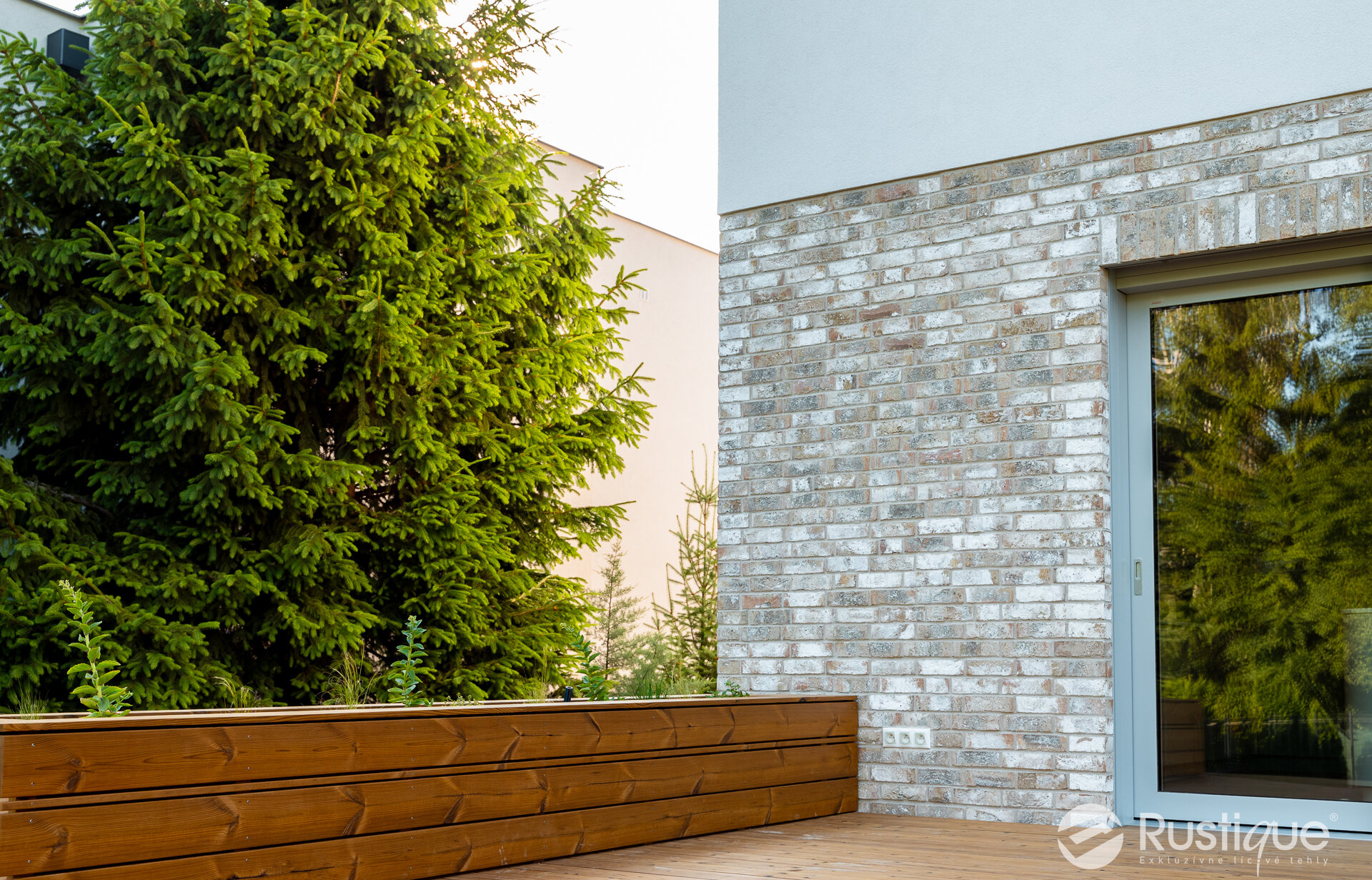 tehlový obklad Wit Beige na fasáde rodinného domu od Rustique.sk