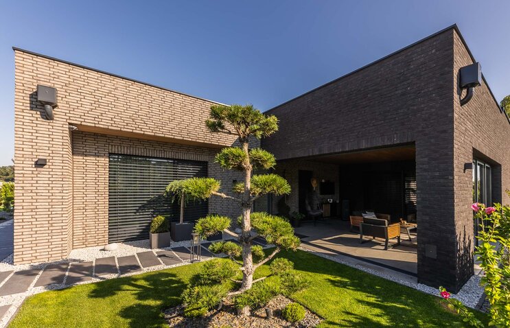 Kombinácia tehlových obkladov Akita a Zwart Super na fasáde a plote rodinného domu od Rustique.sk