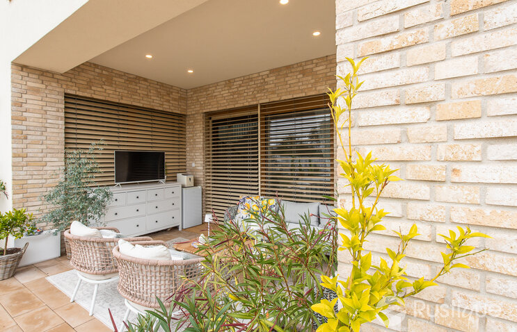 Tehlový obklad Antica Beige na fasáde a plote rodinného domu od Rustique.sk