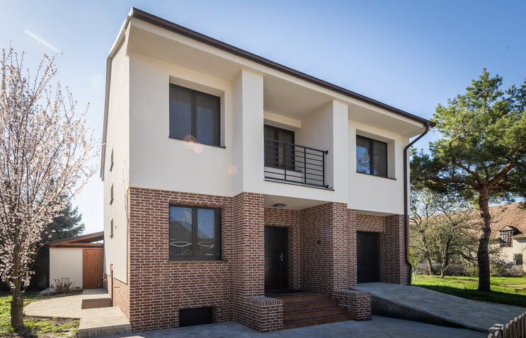 Tehlový obklad Carmine genuancierd na fasáde rodinného domu od Rustique.sk