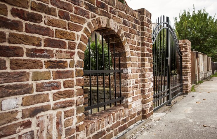 Autentický tehlový obklad Hermitage Antiek 1 na plote a fasáde rodinného domu od Rustique.sk