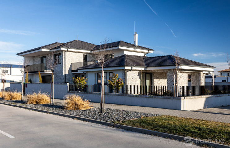 Tehlový obklad Hubertus Snowdust na fasáde a na plote rodinného domu