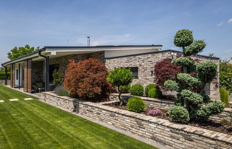 Rodinný dom s tehlovým obkladom London Dark na fasáde, múrikoch a plote