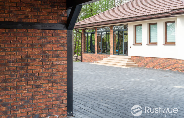 Tehlový obklad Oranje Donkerbont na fasáde rodinného domu od Rustique.sk