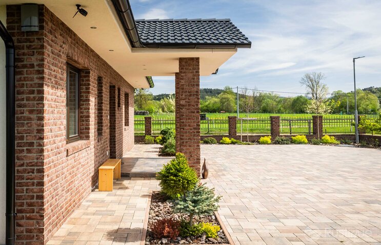 Tehlový obklad Purple na fasáde a plote rodinného domu