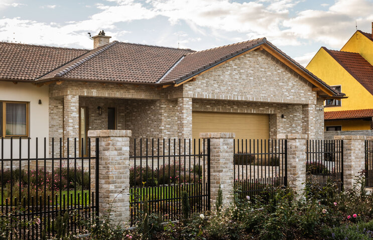 Tehlový obklad Toscane antiek na fasáde  a plote rodinného domu od Rustique.sk