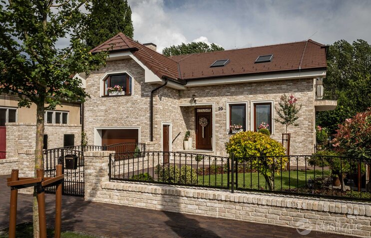 Tehlový obklad Toscane Antiek na fasáde a na plote rodinného domu