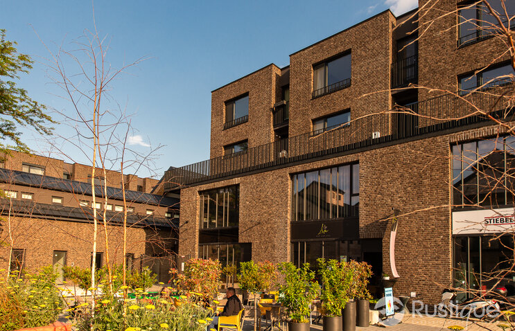 Hnedý tehlový obklad Umber na fasáde polyfunkčnej budovy