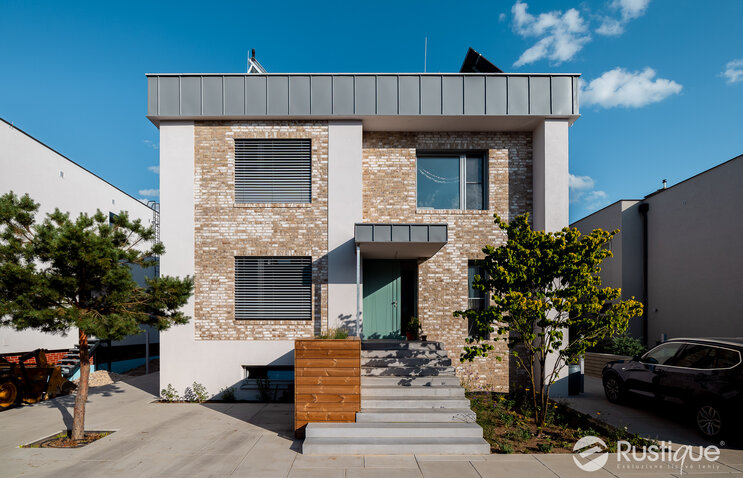 tehlový obklad Wit Beige na fasáde rodinného domu od Rustique.sk