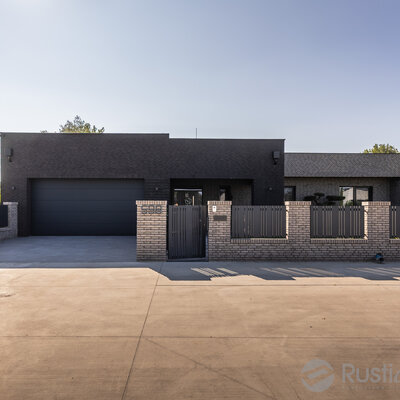 Kombinácia tehlových obkladov Akita a Zwart Super na fasáde a plote rodinného domu od Rustique.sk