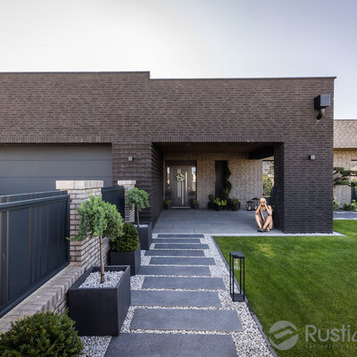 Kombinácia tehlových obkladov Akita a Zwart Super na fasáde a plote rodinného domu od Rustique.sk