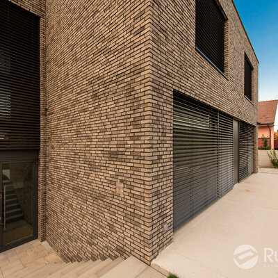 Tehlový obklad Akita economy na fasáde a plote rodinného domu od Rustique.sk