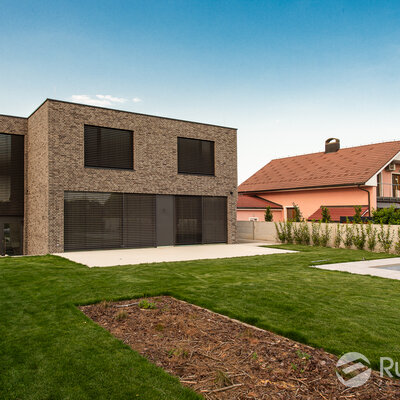 Tehlový obklad Akita economy na fasáde a plote rodinného domu od Rustique.sk