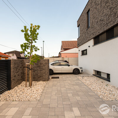 Tehlový obklad Akita economy na fasáde a plote rodinného domu od Rustique.sk