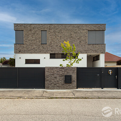 Tehlový obklad Akita economy na fasáde a plote rodinného domu od Rustique.sk