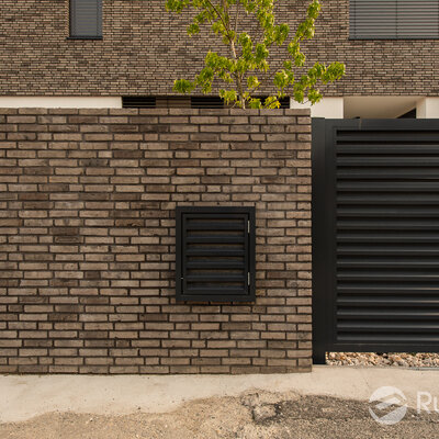 Tehlový obklad Akita economy na fasáde a plote rodinného domu od Rustique.sk