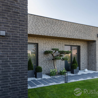 Kombinácia tehlových obkladov Akita a Zwart Super na fasáde a plote rodinného domu od Rustique.sk