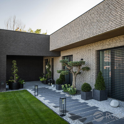 Kombinácia tehlových obkladov Akita a Zwart Super na fasáde a plote rodinného domu od Rustique.sk